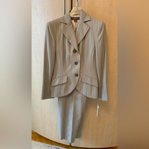 NWOT Women’s Liz Claiborne Jacket & Pants Suit Wide Leg Grey Pin Stripes, 2P